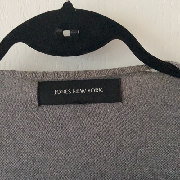 🧵 3/$25 - Jones New York grey low high cardigan - Picture 2 of 5
